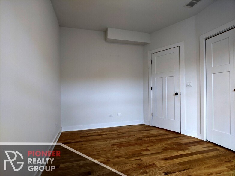 Building Photo - 2205 W Eastwood Ave