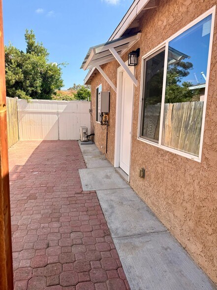 Building Photo - 14643 Chatsworth St