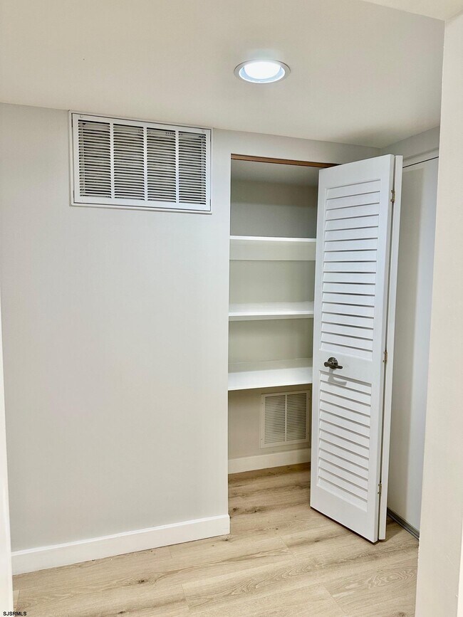 Building Photo - 1108 Dolphin Ave