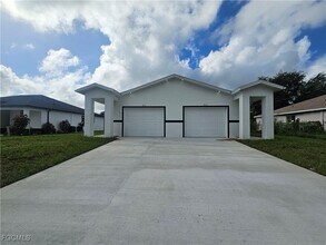 Building Photo - 876 Apartment St