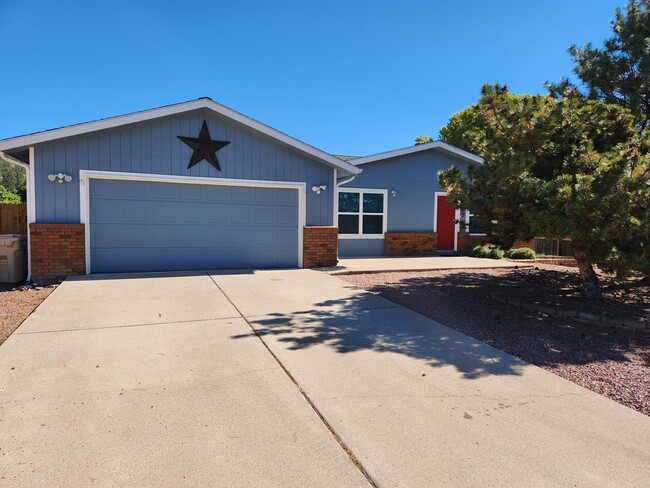 Primary Photo - Stunning 3 bed / 2 bath Solar Home in Desi...