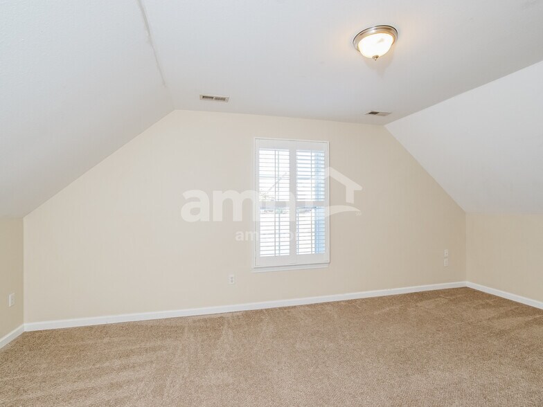 Building Photo - 204 Jessie Ln