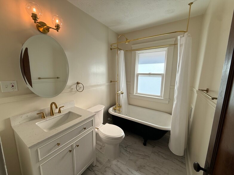 Building Photo - 1317 W 106th St