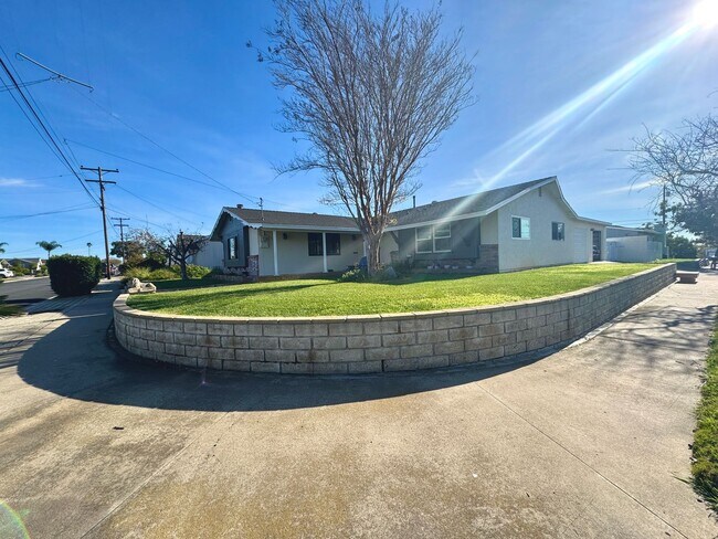 Building Photo - 3BD/2BA HOME AVAILABLE IN NORTH CLAIREMONT ONLY $4,195!