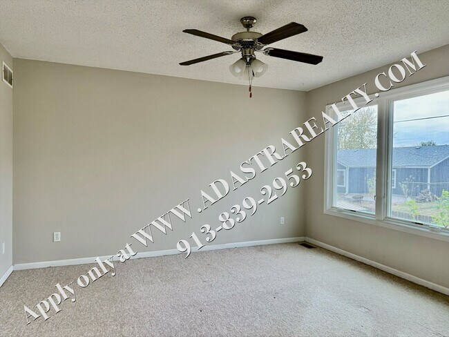 Building Photo - Beautiful 3 Bed 2 Bath Duplex in Lawrence-Available NOW!!