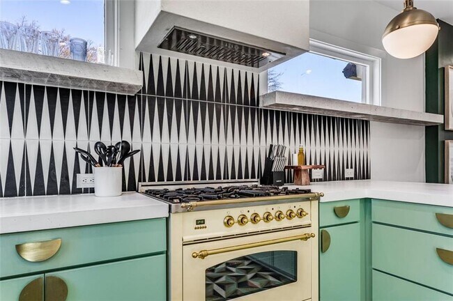 Building Photo - 724 Charles Allen Dr NE