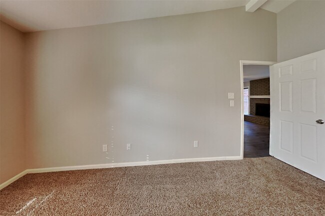 Building Photo - 2615 Silver Falls Dr