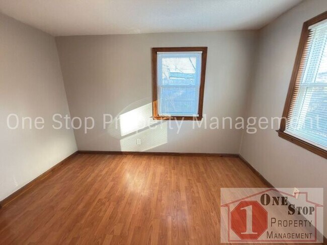 Building Photo - Amazing 3 Bedroom, 1.5 Bathroom in Raytown!