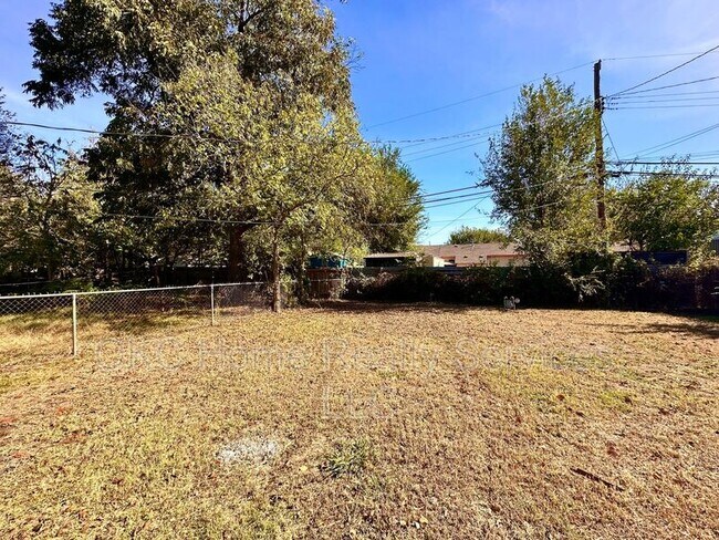 Building Photo - 3516 S St Clair Ave