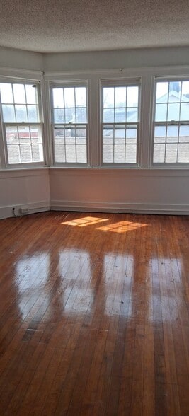 Building Photo - 204 Main St