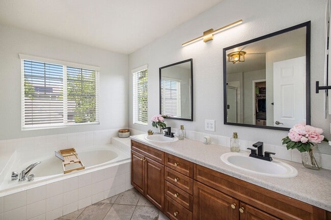 Building Photo - Gorgeous 5 Bedroom 4 Bathroom Single-Family Home in Lowry