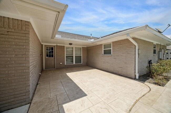 Building Photo - 1614 Droxford Dr