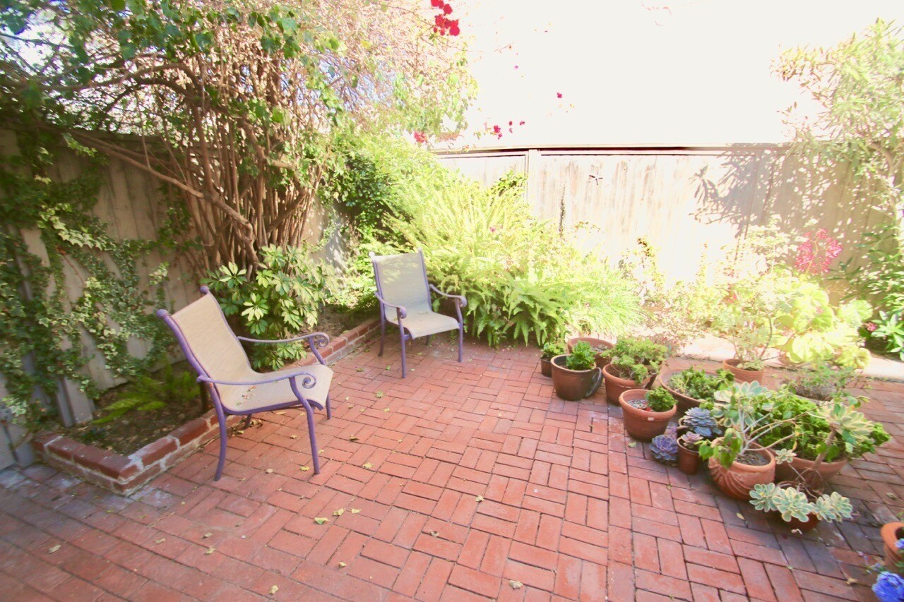 Building Photo - 126 8th St