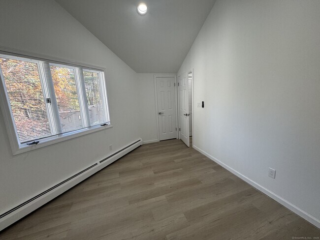 Building Photo - 4 Earls Ct