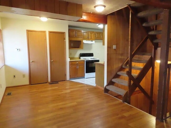 Primary Photo - 122 W 9th Ave