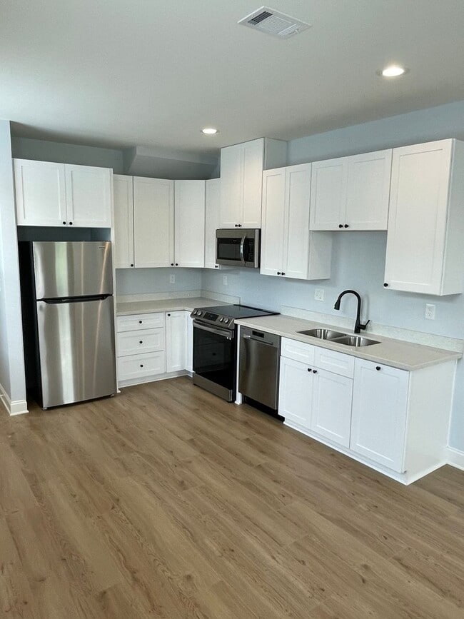 Building Photo - New 3BD/3.5BA w/ Gated Parking, great location Close to Downtown.