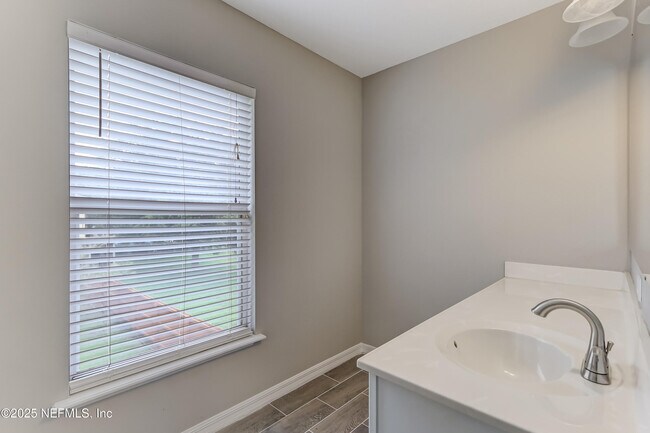 Building Photo - 172 King Arthur Ct