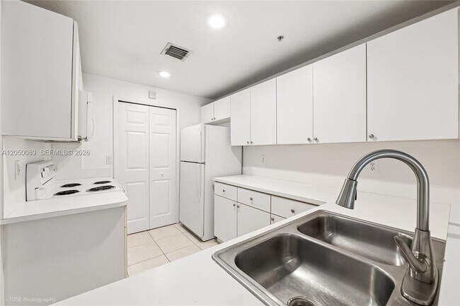 Building Photo - 6700 NW 114th Ave