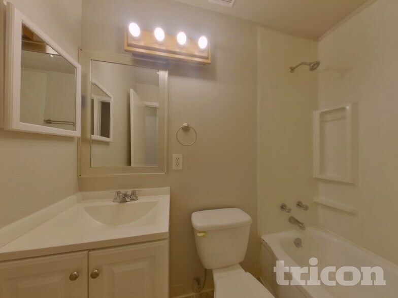 Building Photo - 3459 Rauscher Dr