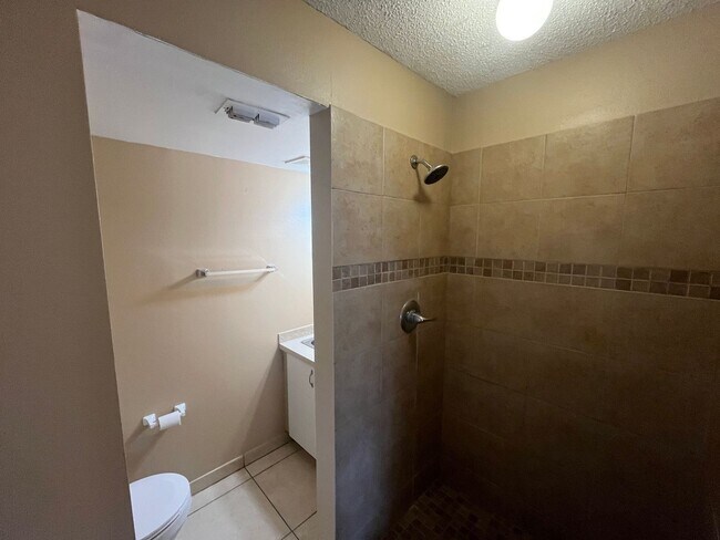 Building Photo - 204 Canterbury Ct