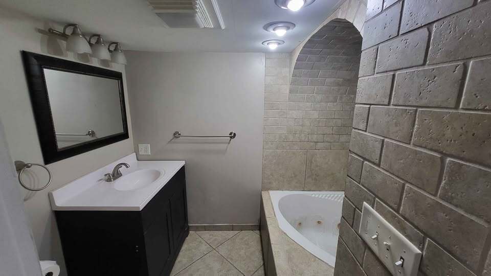 Jetted Tub - 617 Lake Park Blvd