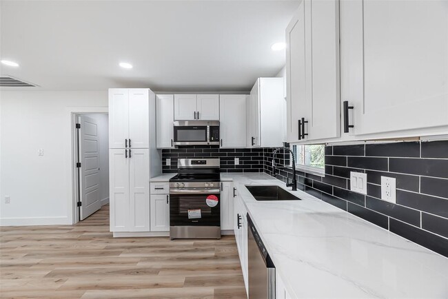 Building Photo - 8658 Sonneville Dr