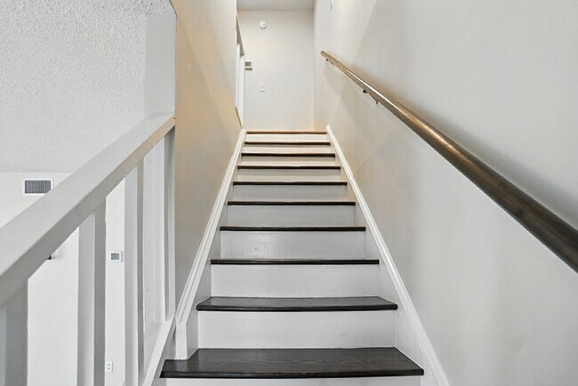 Building Photo - 1101 Surry Ln