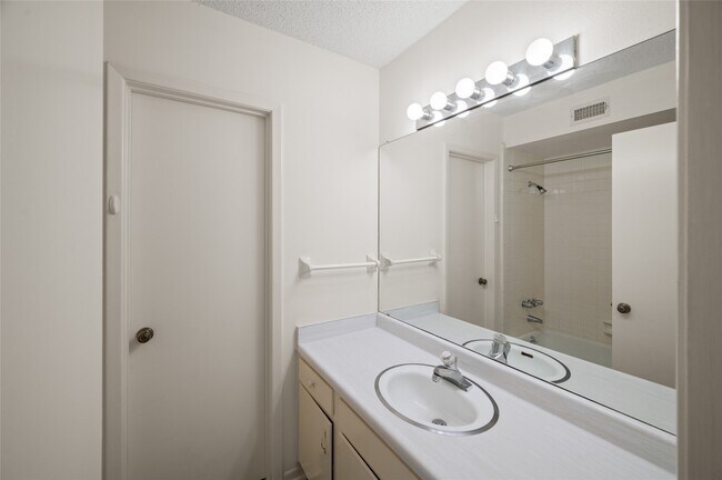 Building Photo - 9417 Bassoon Dr