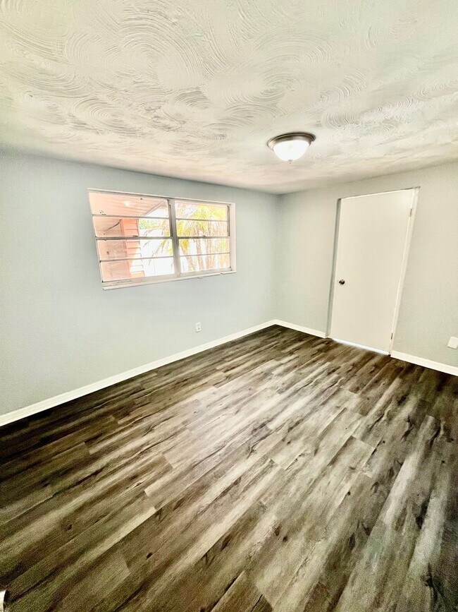 Building Photo - Spacious 6BR/1BA Winter Haven Home! No Application fee!