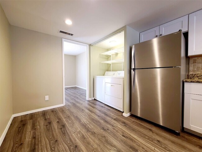 Building Photo - 4130 Santa Barbara Dr