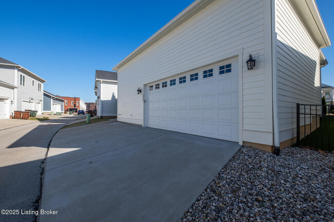 Building Photo - 6222 Mistflower Cir