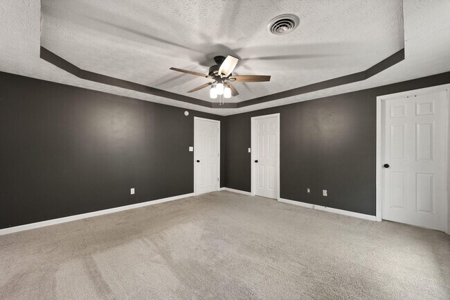 Building Photo - 180 Lilly Ln