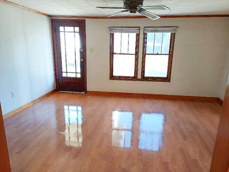 Building Photo - 915 E Ash St