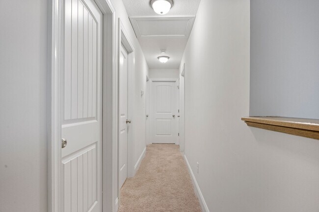 Building Photo - 917 Uplands Ln