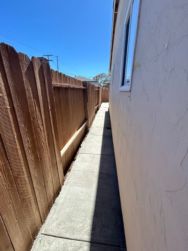 Building Photo - 1685 Donax Ave