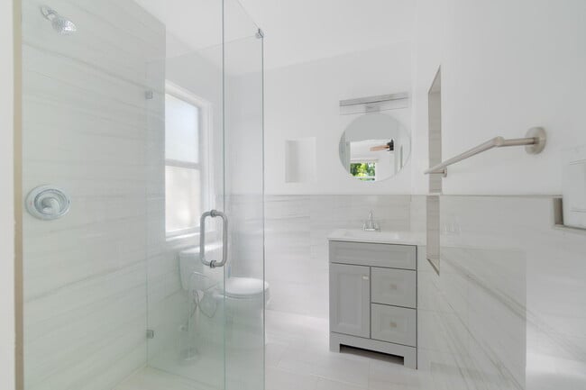 Building Photo - 214 NE 11th St