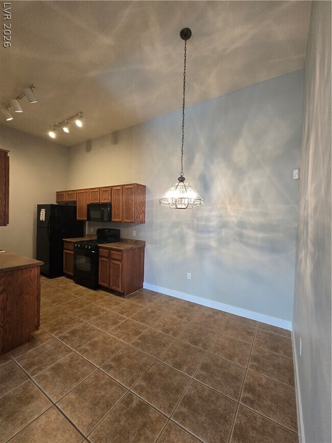 Building Photo - 2305 W Horizon Ridge Pkwy