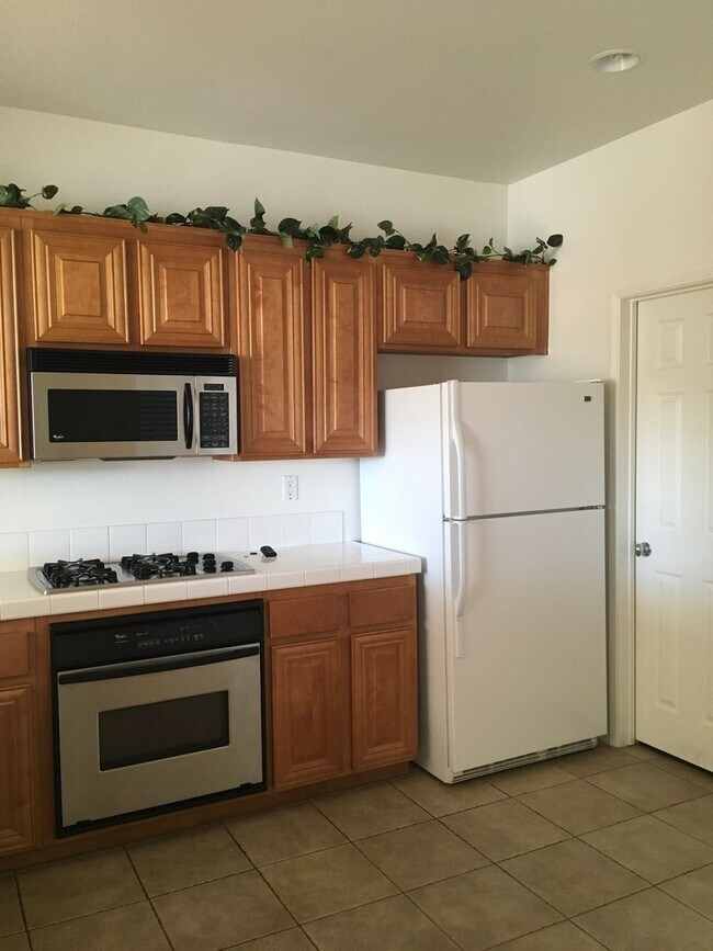Building Photo - Spacious Three Bedroom Townhouse with Atta...