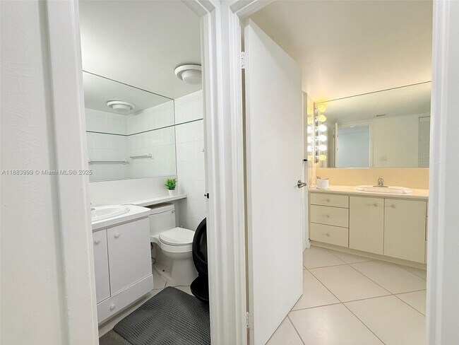 Building Photo - 100 Bayview Dr