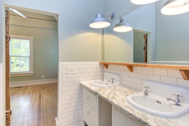 Building Photo - 510 Oakwood Ave