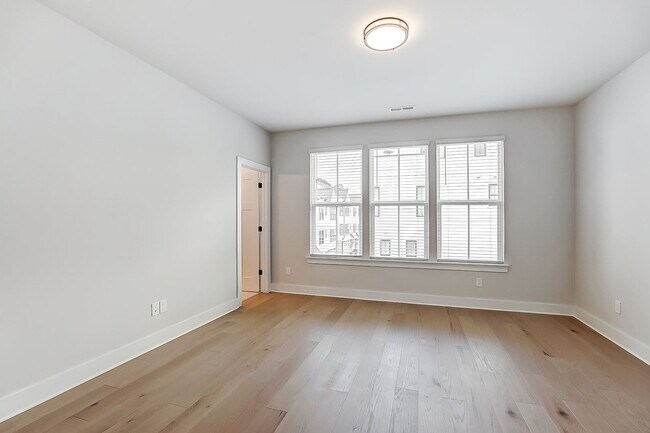 Building Photo - NEW TOWNHOME W/ ROOFTOP TERRACE @ 5West Te...
