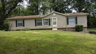 Building Photo - Newly renovated gem located at Earl Lake i...