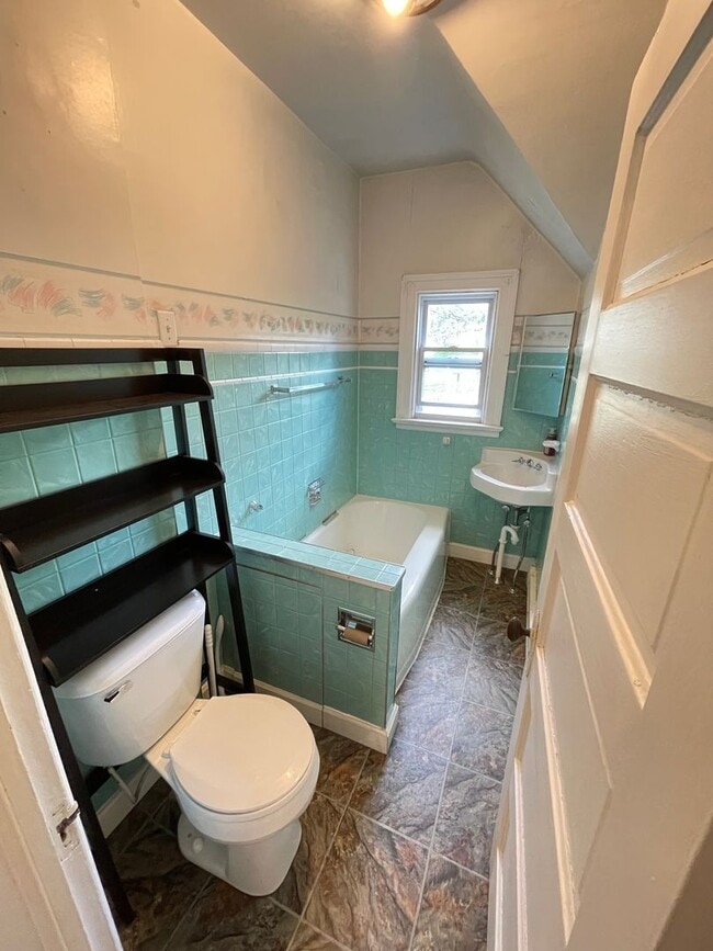 Building Photo - AVAILABLE NOW! 4 Bedroom 1 Bath Home!