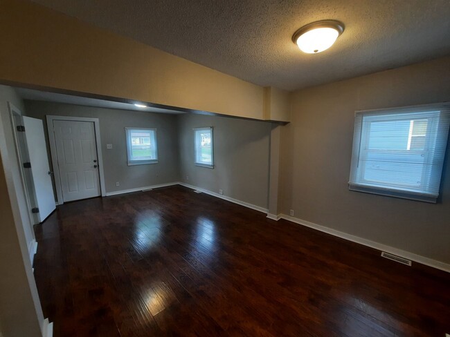 Building Photo - 2 Bedroom, 1 Bathroom rental home with gar...