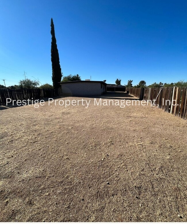 Building Photo - 4bd/2ba Southeast home with HUGE Backyard