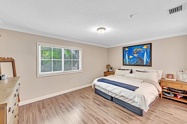 Building Photo - 323 Bayfront Dr