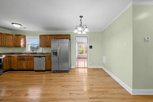 Building Photo - 2056 Lintwood Dr