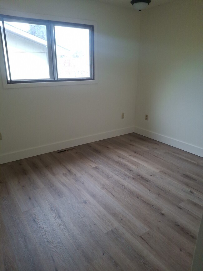 Building Photo - 402 N 19th Ave