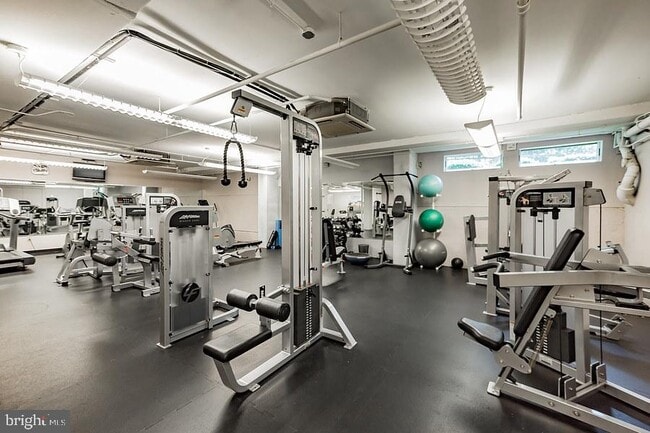 Building Photo - 1900 Hamilton St