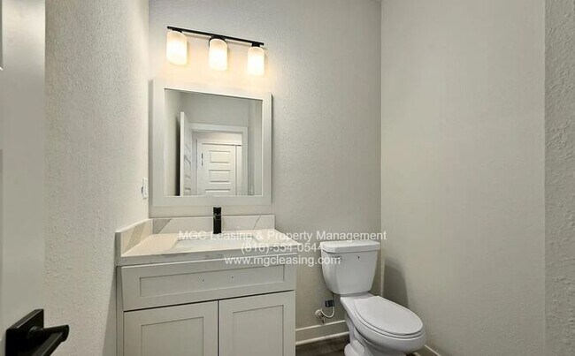 Building Photo - Oak Ridge Falls – Modern 3-Bedroom Townhome with 2-Car Garage, ask about our September Special!